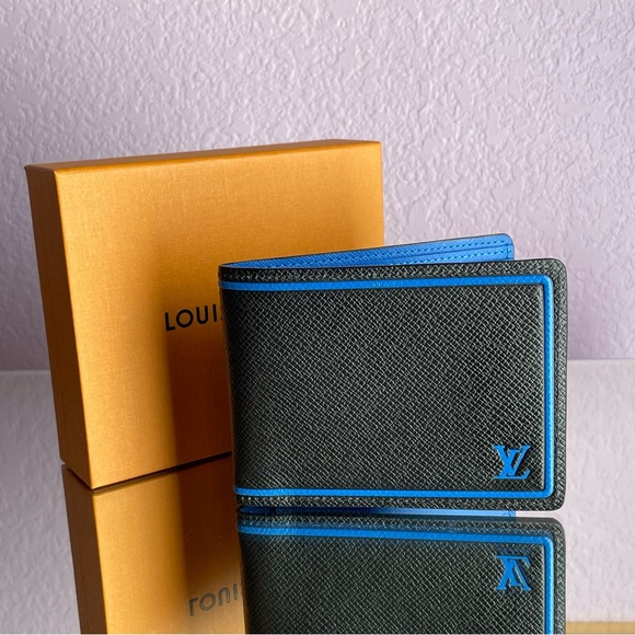 GORGEOUS Louis Vuitton 2018 Taiga Bifold Wallet in Like New Condition - Picture 7 of 9